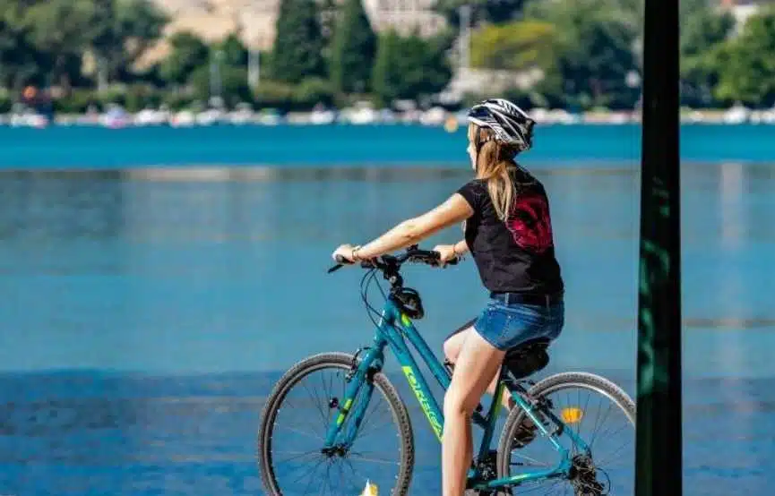 Tour du lac d’Annecy à vélo : guide complet (incontournable)