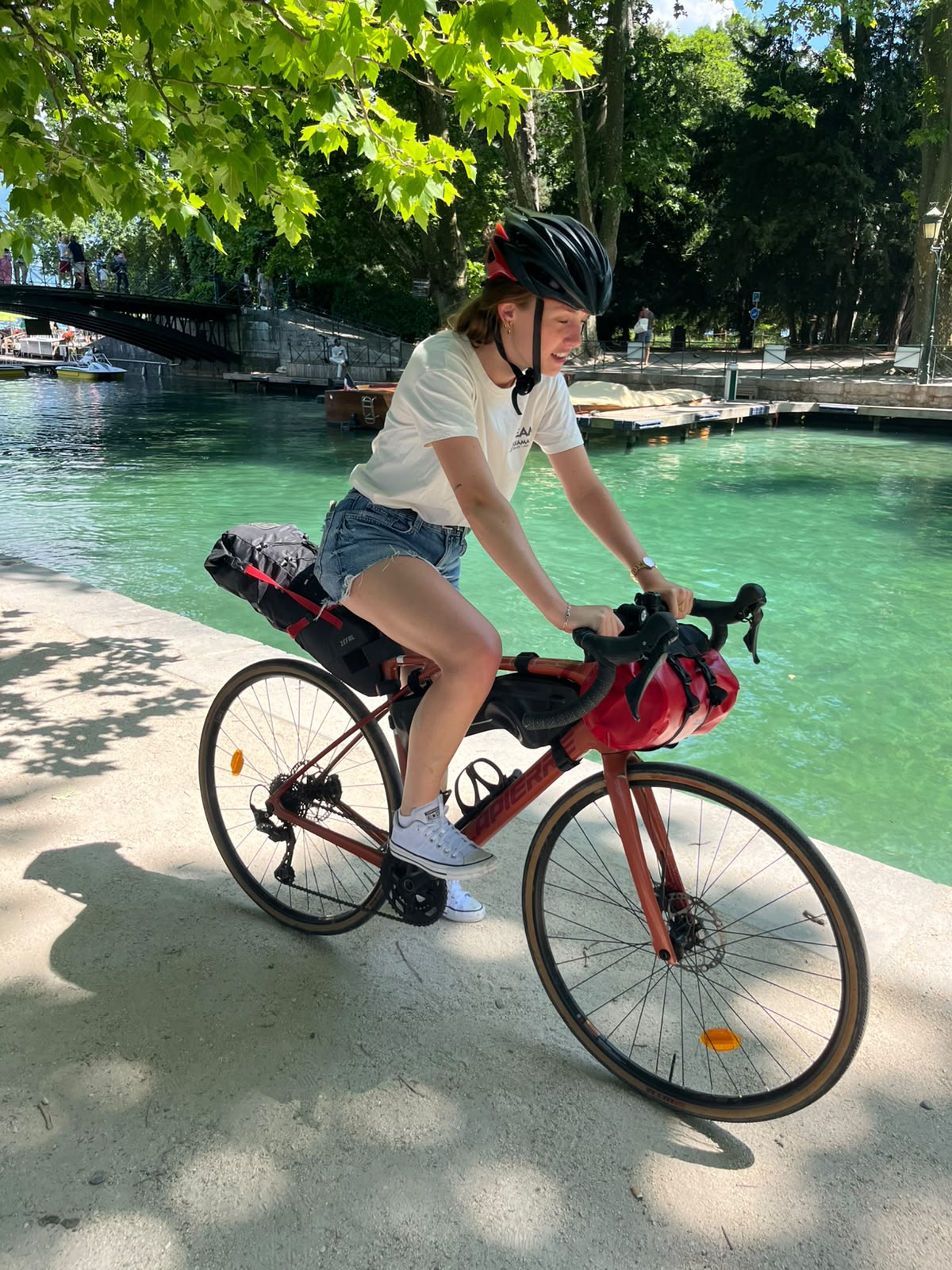 Vélo gravel Lapierre prêt pour le bikepacking au lac d'Annecy