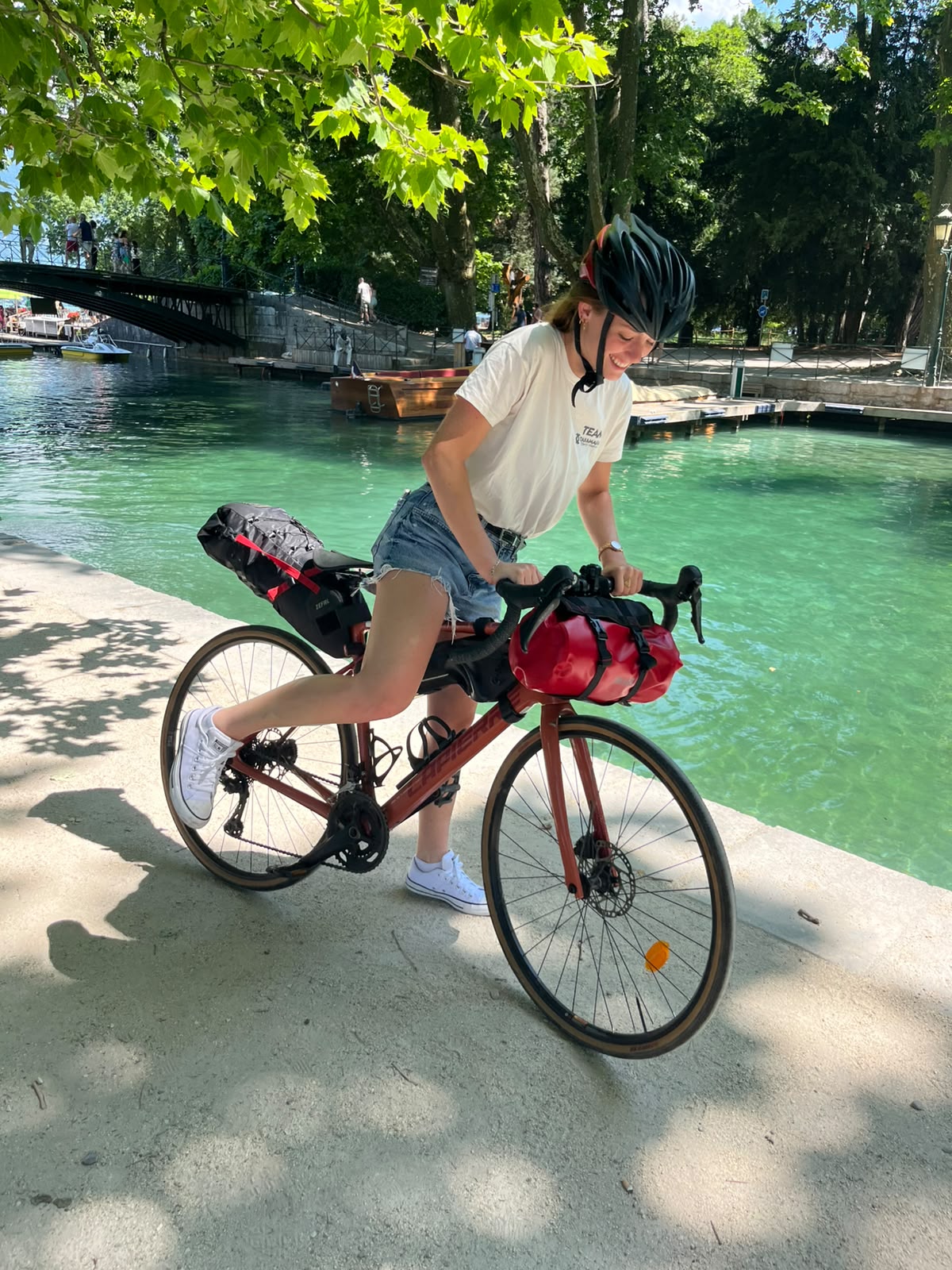 Bikepacking à Annecy : vélo gravel Lapierre avec sacoches au bord du lac