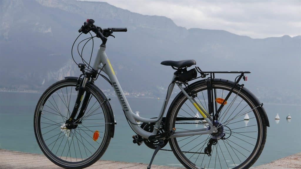Vélo de location au bord du lac d'Annecy sur la voie verte de la rive ouest