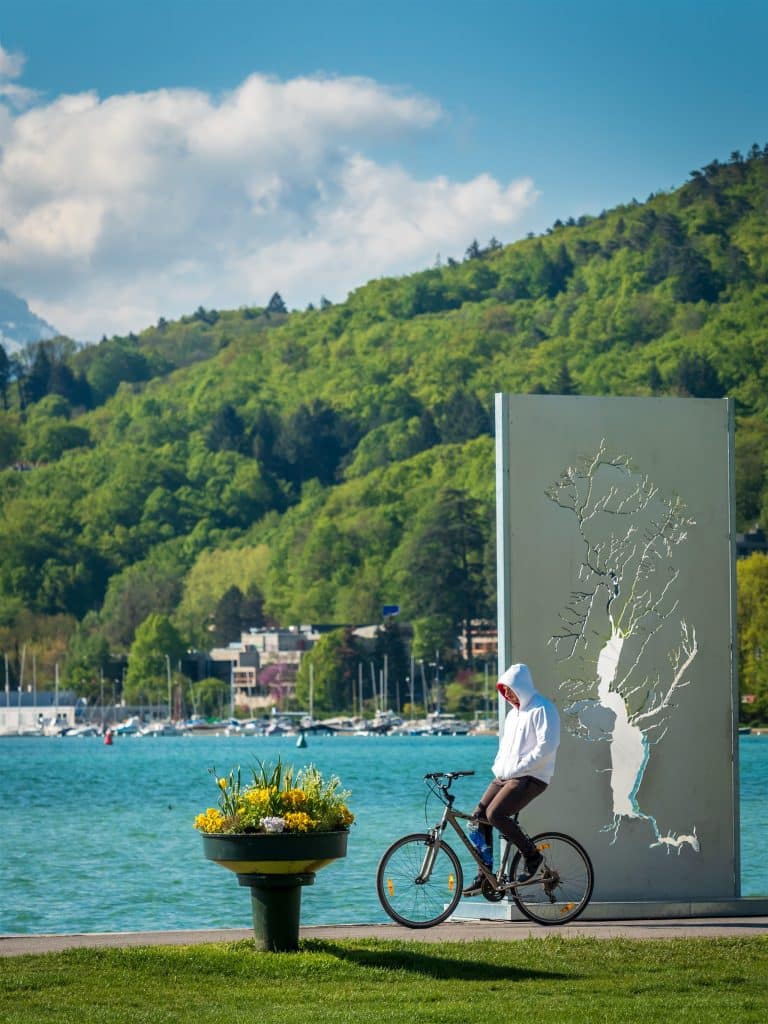 Promenade a velo sur le Paquier a Annecy
