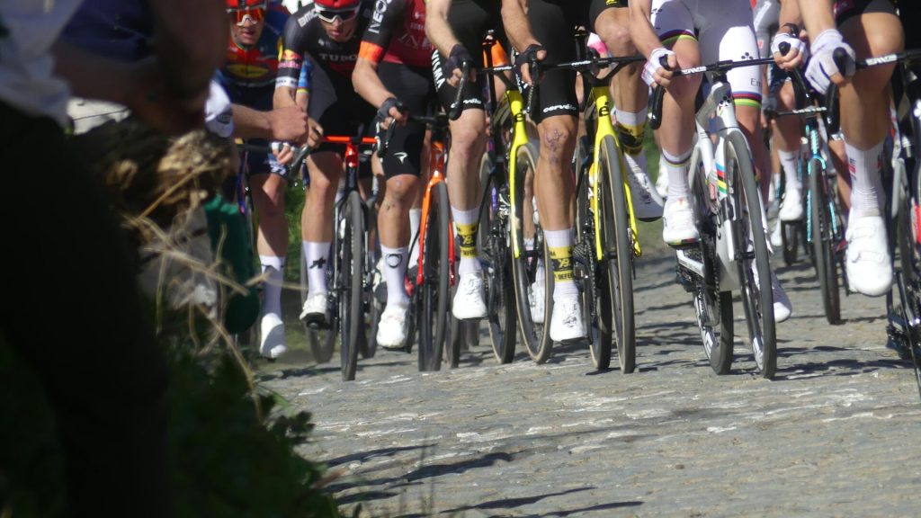 Mondiaux de cyclisme 2027 : roulez le parcours du contre-la-montre avant tout le monde 1 Peloton de coureurs cyclistes professionnels en course — Mondiaux 2027 et Tour de France à Annecy